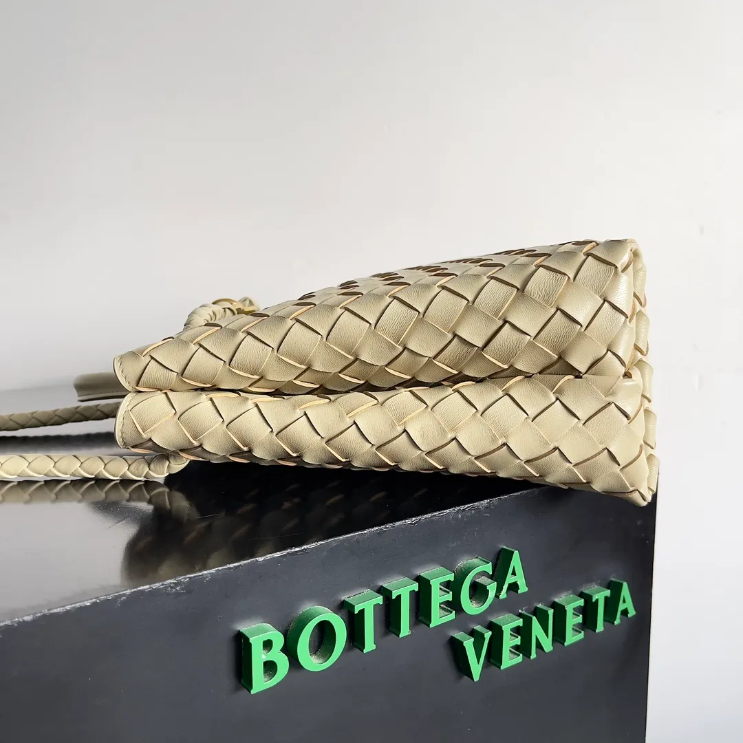 The 2023 new Andiamo batch of 2260 BV has been shipped‼ ️Really popular🔥The new Andiamo woven handbag launched by Bottega Veneta this season is really popular all over the world! ! Celebrities at home and abroad have worn it, and Oscar-winning actress Michelle Yeoh has taken it out on the street. Song Jia, Trai Yara, Yu Feihong, Sanji Ayaka, Rosie Hunting-Whiteley, Yoshioka Riho, etc. have all picked up this bag. It is classic and versatile, showing off its temperament, and the bag capacity is also large, which is very convenient for daily commuting! ! A variety of carrying methods, the shoulder straps can be adjusted by yourself, the original lambskin feels soft and delicate, and the unisex style breaks the gender boundaries and brings a more practical and long-lasting use experience. Andiamo, which has both elegant and casual styles, perfectly interprets the true appearance of "fashionable old money style". Style number: 743572 Size: 32*24*12